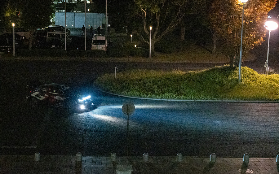 歓声と感動のナイトステージ！勝田貴元選手、満身創痍のマシンで駆け抜けた！トップタイムは・・　WRCラリージャパン