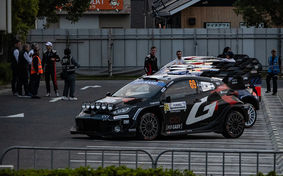 歓声と感動のナイトステージ！勝田貴元選手、満身創痍のマシンで駆け抜けた！トップタイムは・・　WRCラリージャパン