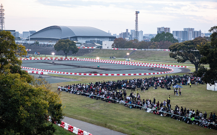 歓声と感動のナイトステージ！勝田貴元選手、満身創痍のマシンで駆け抜けた！トップタイムは・・　WRCラリージャパン