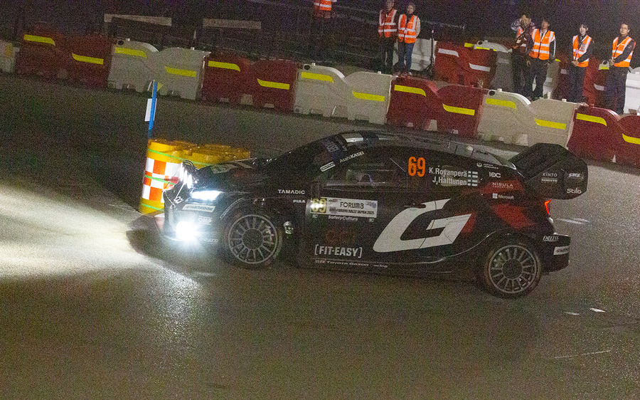 歓声と感動のナイトステージ！勝田貴元選手、満身創痍のマシンで駆け抜けた！トップタイムは・・　WRCラリージャパン