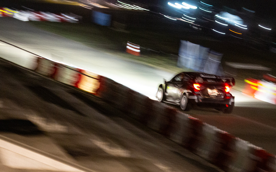 歓声と感動のナイトステージ！勝田貴元選手、満身創痍のマシンで駆け抜けた！トップタイムは・・　WRCラリージャパン