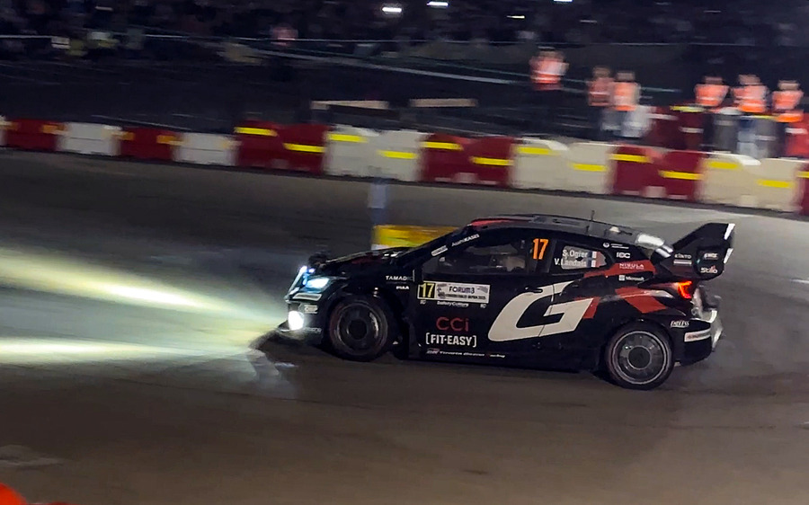 歓声と感動のナイトステージ！勝田貴元選手、満身創痍のマシンで駆け抜けた！トップタイムは・・　WRCラリージャパン