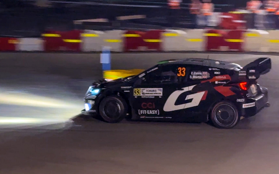 歓声と感動のナイトステージ！勝田貴元選手、満身創痍のマシンで駆け抜けた！トップタイムは・・　WRCラリージャパン