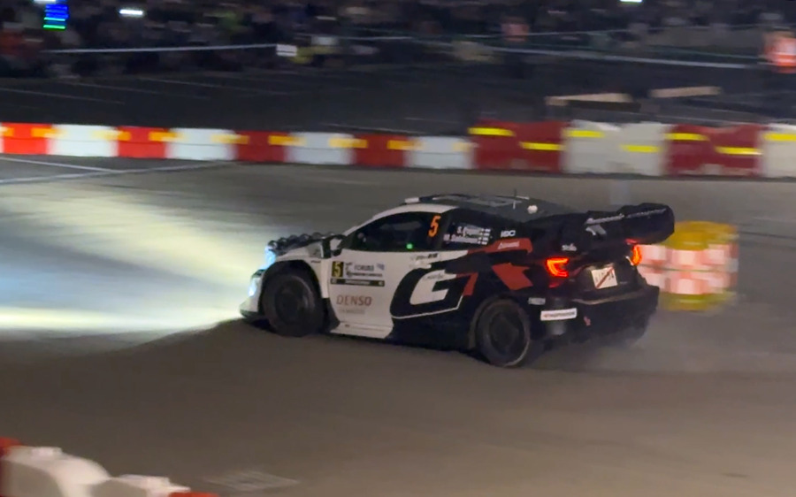 歓声と感動のナイトステージ！勝田貴元選手、満身創痍のマシンで駆け抜けた！トップタイムは・・　WRCラリージャパン