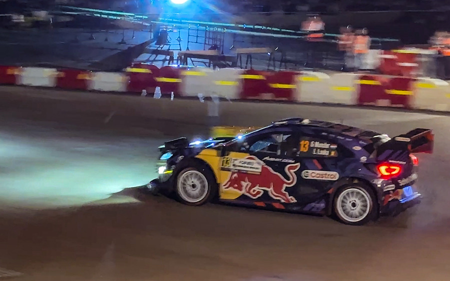 歓声と感動のナイトステージ！勝田貴元選手、満身創痍のマシンで駆け抜けた！トップタイムは・・　WRCラリージャパン