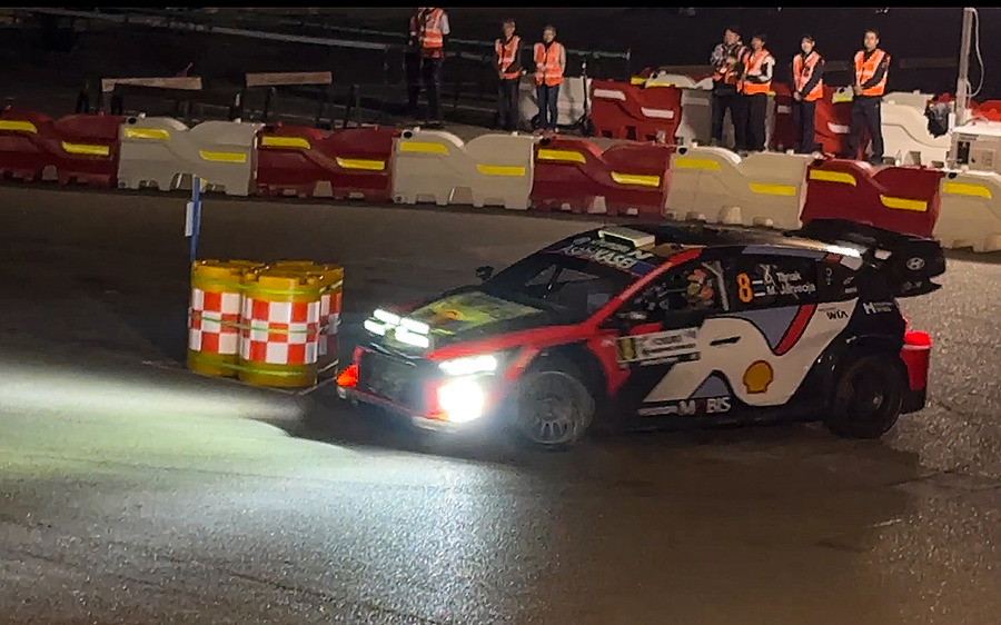 歓声と感動のナイトステージ！勝田貴元選手、満身創痍のマシンで駆け抜けた！トップタイムは・・　WRCラリージャパン