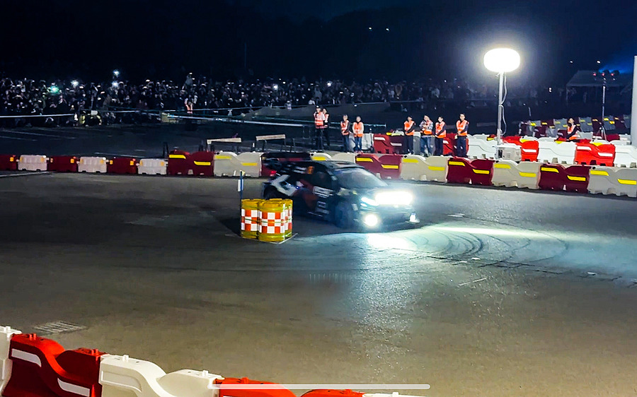 歓声と感動のナイトステージ！勝田貴元選手、満身創痍のマシンで駆け抜けた！トップタイムは・・　WRCラリージャパン