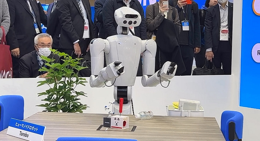 安川電機がヒューマノイドと協働ロボットを「AI-RAN」で統合制御するデモを公開「ロボットが人と共に働く未来の空間」