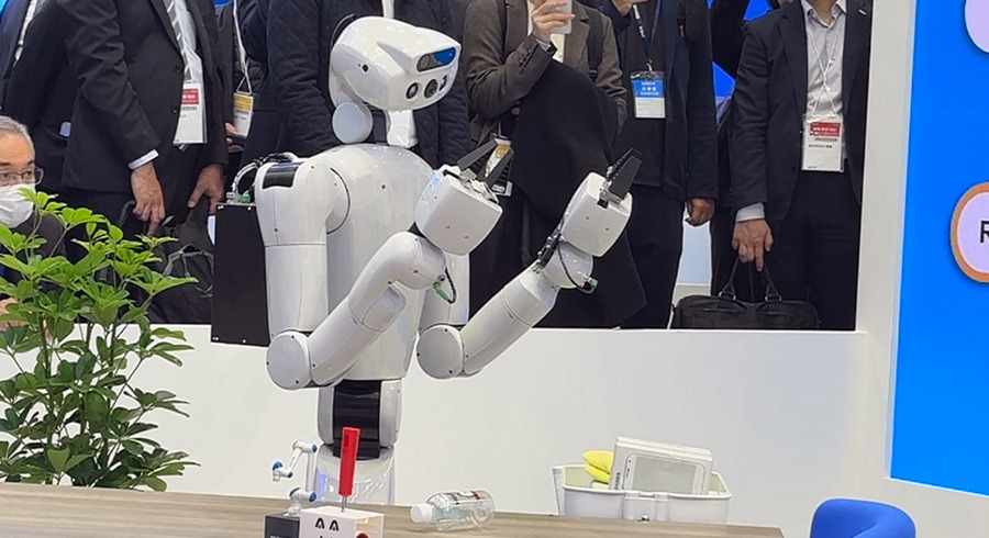 安川電機がヒューマノイドと協働ロボットを「AI-RAN」で統合制御するデモを公開「ロボットが人と共に働く未来の空間」