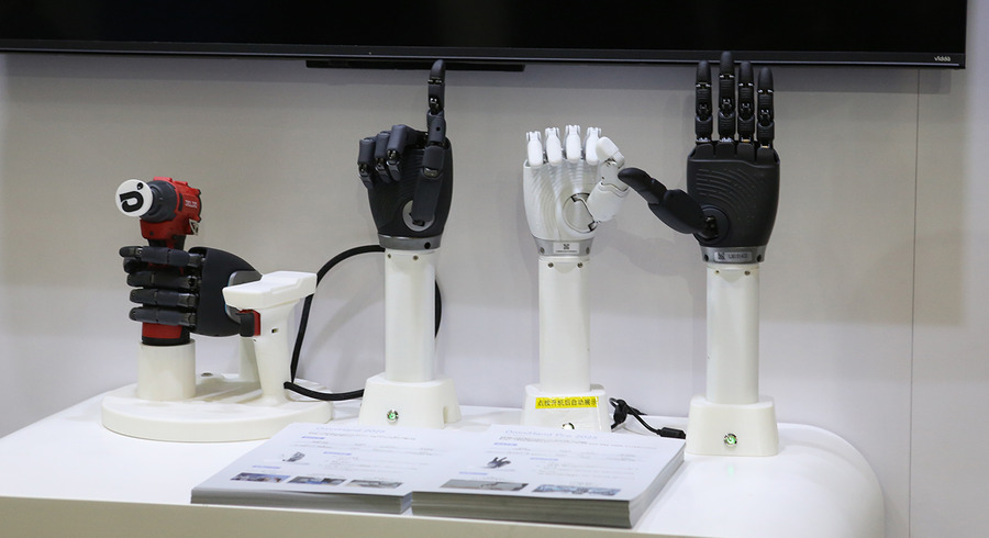 AgiBotのCMOが語る「ヒューマノイド市場に手ごたえ」5千台を生産完了、市場の規模と拡大戦略　ヒューマノイドが連携してダンスを披露