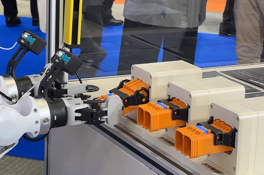 AgiBotのCMOが語る「ヒューマノイド市場に手ごたえ」5千台を生産完了、市場の規模と拡大戦略　ヒューマノイドが連携してダンスを披露