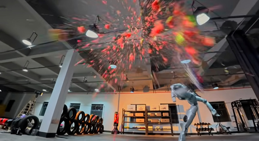 【ド派手】身長約1.8mのヒューマノイド「Unitree H1」が迫力の格闘ワザを披露！戦慄が走る