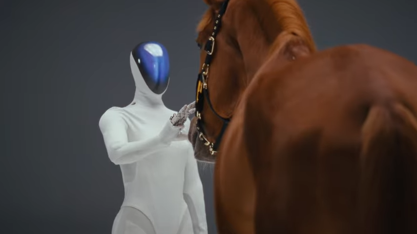 XPENGヒューマノイド「IRON」午年にちなんで馬と2ショット