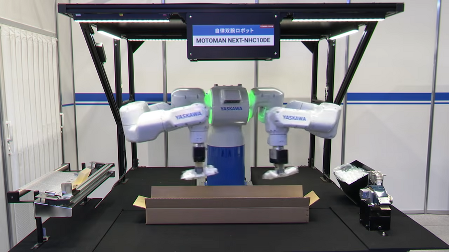 安川電機が双腕ロボットで梱包作業を自動化、模倣学習と強化学習でティーチングレス実現