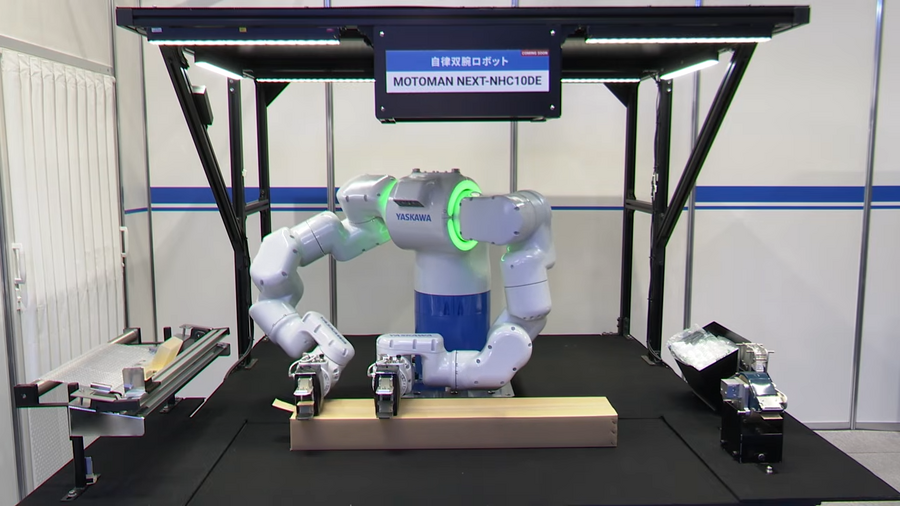 安川電機が双腕ロボットで梱包作業を自動化、模倣学習と強化学習でティーチングレス実現