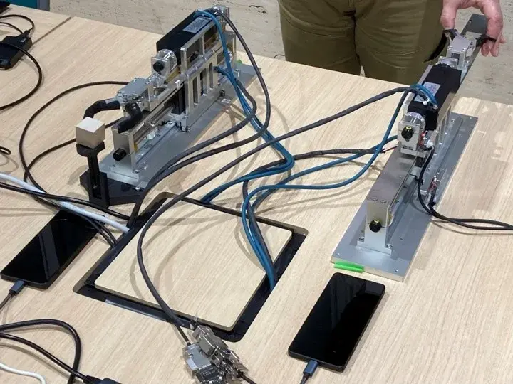 NTTドコモと慶應大が商用5Gでロボット遠隔操作に成功、世界初の技術実証