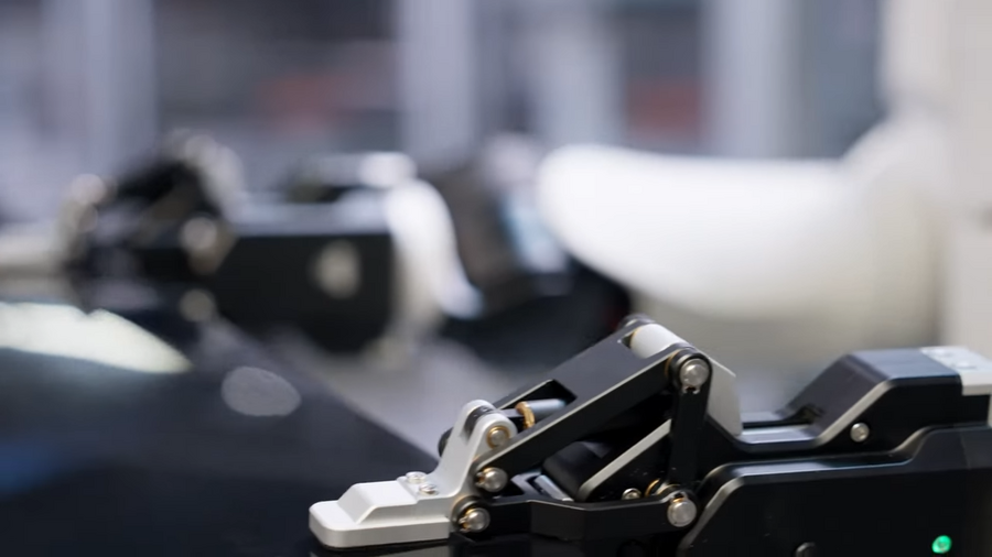 BMW、Hexagon Robotics製のヒューマノイド「AEON」を工場導入