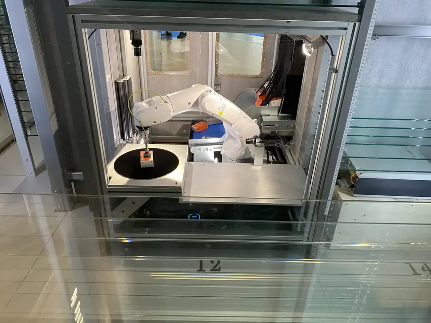 フィジカルAI搭載の薬局向け完全自動入庫システム「Ultra Phasys」｜メディカルユアーズロボティクス