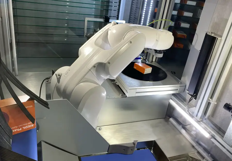 フィジカルAI搭載の薬局向け完全自動入庫システム「Ultra Phasys」｜メディカルユアーズロボティクス