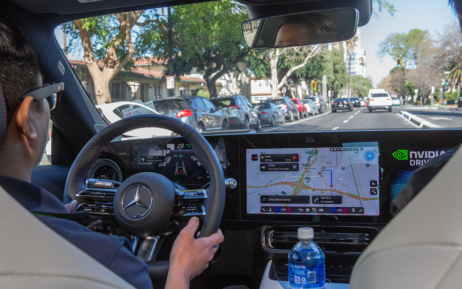 NVIDIA×メルセデス車で自動運転AI「Alpamayo」を体験　テスラやウェイモとの違いを解説／考えて走るAIの実力【GTC 2026】