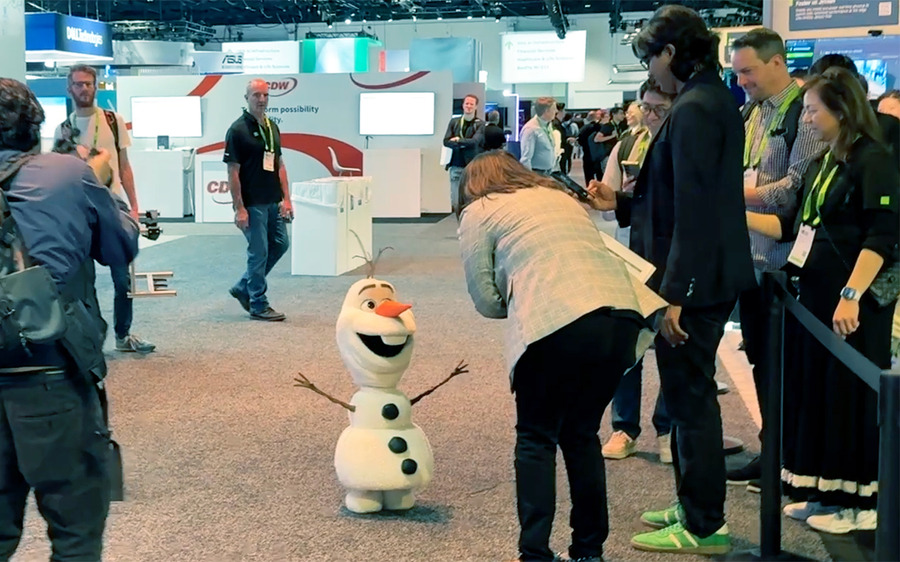 ディズニー「オラフ」がAIロボットになって目の前に！GTC展示ホールで自由すぎる振る舞いと“生きている感”を披露