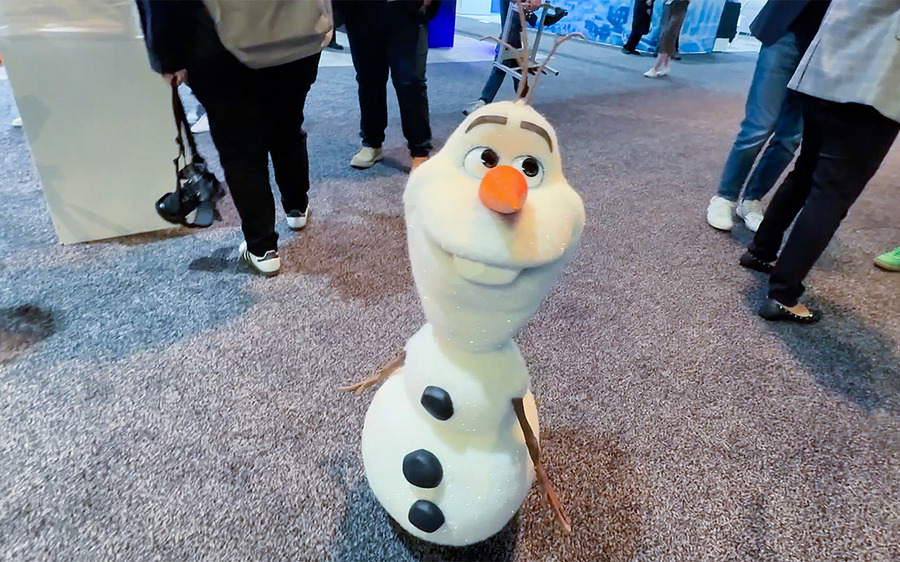 ディズニー「オラフ」がAIロボットになって目の前に！GTC展示ホールで自由すぎる振る舞いと“生きている感”を披露