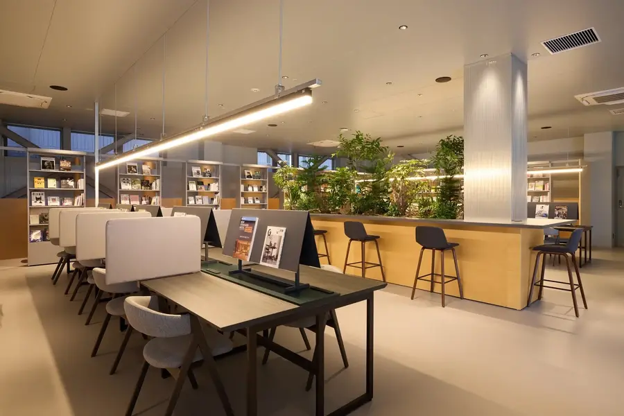 家族型ロボット『LOVOT 』がコワーキングスペース「SHARE LOUNGE」で癒しを提供