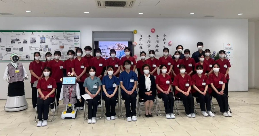 案内ロボット「テミちゃん」が新入社員として入社式に参加――行岡病院が人とロボットの「合同入社式」を開催