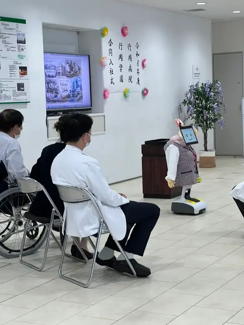 案内ロボット「テミちゃん」が新入社員として入社式に参加｜行岡病院で人とロボットの同期が共に歩む新時代