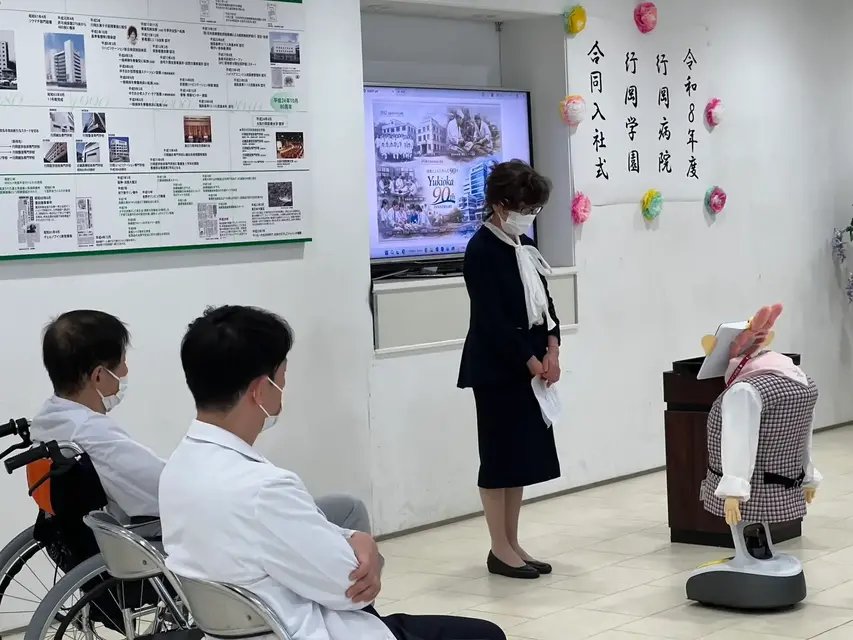 案内ロボット「テミちゃん」が新入社員として入社式に参加｜行岡病院で人とロボットの同期が共に歩む新時代