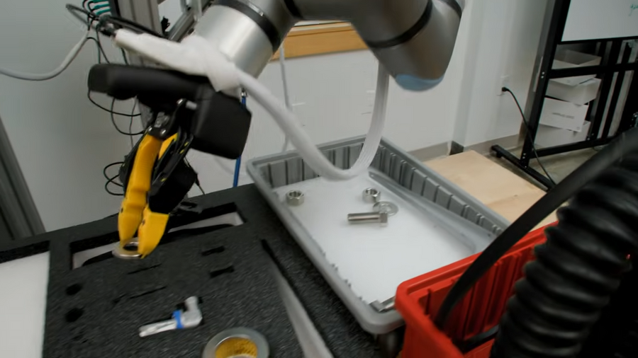 ロボットの学習を広げるAIモデルGeneralist「GEN-1」でタスク成功率99%達成