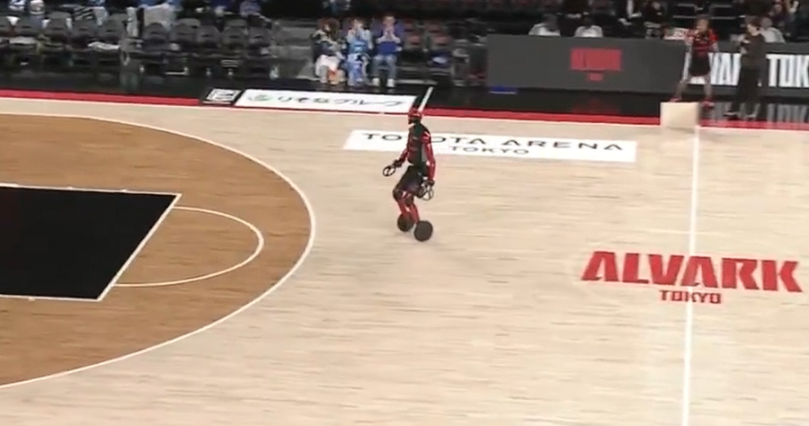 トヨタ最新AIバスケロボ「CUE7」が試合会場を沸かす｜アルバルク東京選手を参考にした動作を披露
