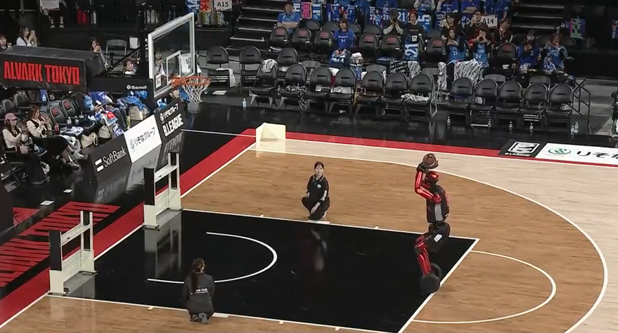 トヨタ最新AIバスケロボ「CUE7」が試合会場を沸かす｜アルバルク東京選手を参考にした動作を披露