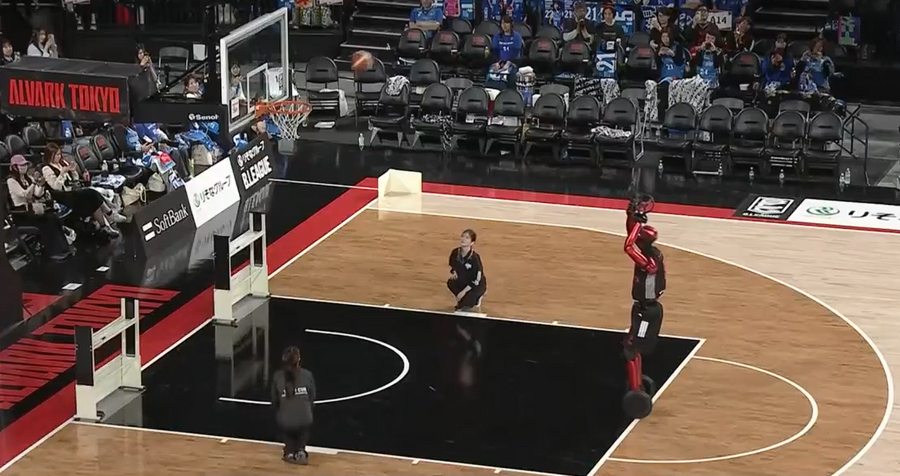 トヨタ最新AIバスケロボ「CUE7」が試合会場を沸かす｜アルバルク東京選手を参考にした動作を披露