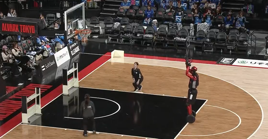トヨタ最新AIバスケロボ「CUE7」が試合会場を沸かす｜アルバルク東京選手を参考にした動作を披露