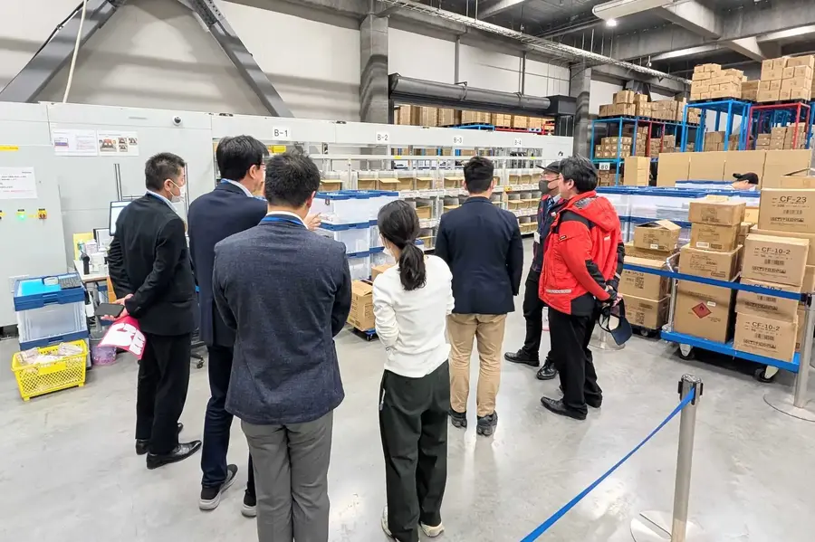 100均向け日用雑貨の出荷作業効率42％向上 Gaussy仕分けロボット「オムニソーター」をニューウェイに導入