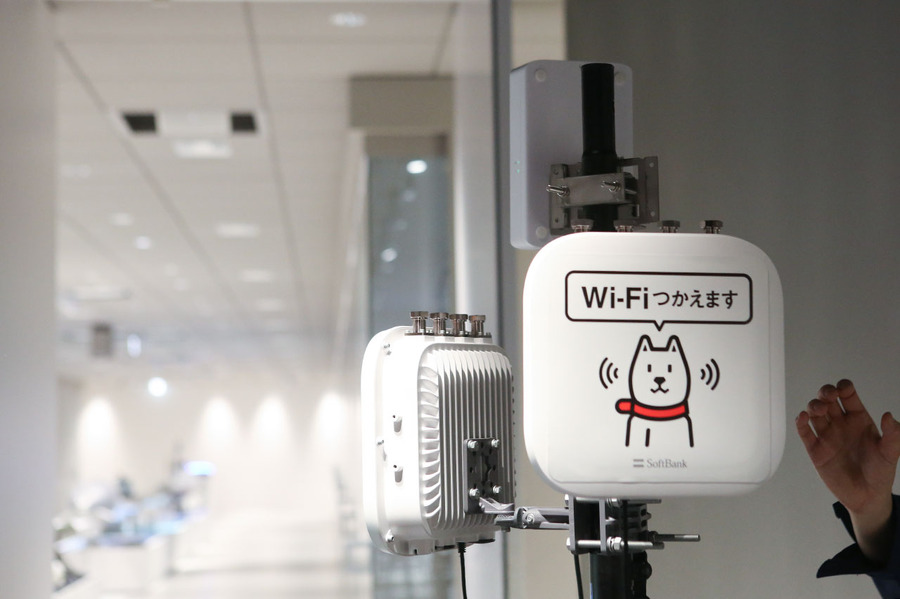 ミリ波非対応スマホでも高速化 「ミリ波×Wi-Fi」は5Gを超えるか　ソフトバンクが実機比較デモを公開