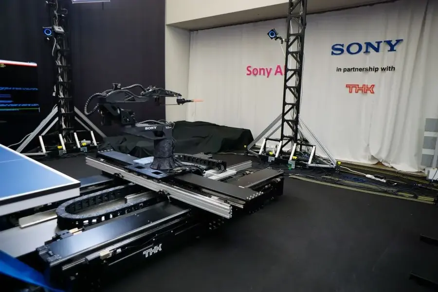 ソニーAIのロボット研究にTHKリニアモータXY軸ユニットが貢献 フィジカルゲームやスポーツへの応用に期待