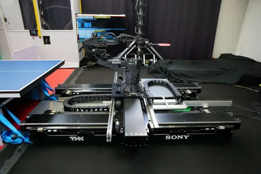 ソニーAIのロボット研究にTHKリニアモータXY軸ユニットが貢献 フィジカルゲームやスポーツへの応用に期待
