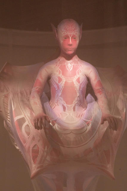 「人間はどう変わるのか」万博で予約困難だった「いのちの未来」アンドロイド　長谷工ミュージアムで常設展示へ　1000年後の未来の人間を体現