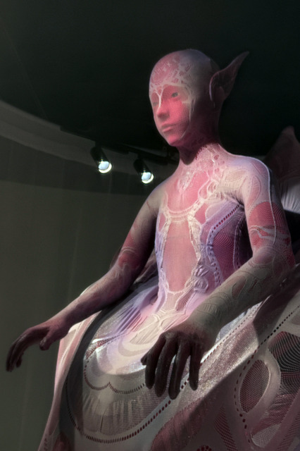 「人間はどう変わるのか」万博で予約困難だった「いのちの未来」アンドロイド　長谷工ミュージアムで常設展示へ　1000年後の未来の人間を体現