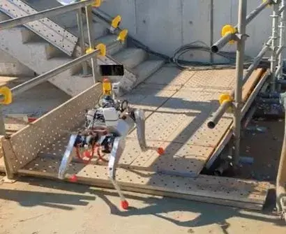アールティ製国産四足歩行ロボットが東急建設の建築現場で実証実験 通信ネットワーク×不整地走破性