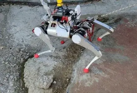 アールティ製国産四足歩行ロボットが東急建設の建築現場で実証実験 通信ネットワーク×不整地走破性