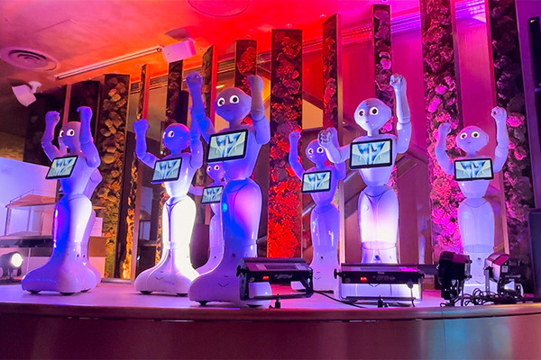 渋谷「ペッパーパーラー」営業終了　月1万人超を集客した「ロボット共生空間」人気の秘密と軌跡