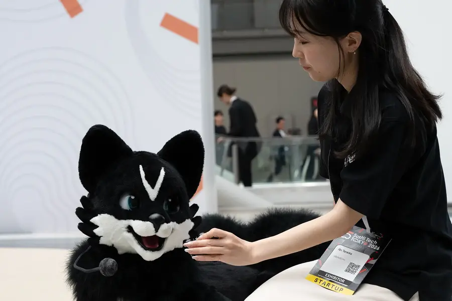 アニマロイド「FOX」が練り歩き、子ども達との会話で「SusHi Tech Tokyo 2026」会場を沸かせる
