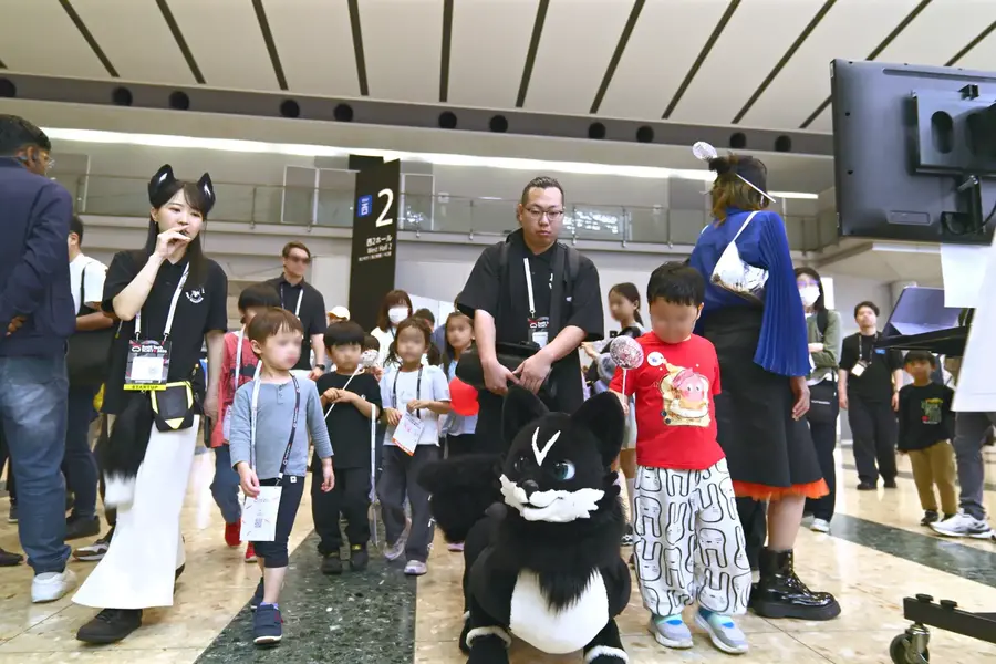 アニマロイド「FOX」が練り歩き、子ども達との会話で「SusHi Tech Tokyo 2026」会場を沸かせる