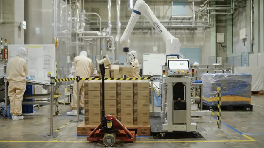 森永乳業グループのチーズ工場にCloser Roboticsの小型パレタイズロボット「Palletizy」導入