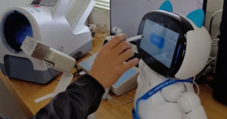 高齢ドライバーも使いこなせる自動点呼ロボット 戸田運輸の導入事例レポートを公開