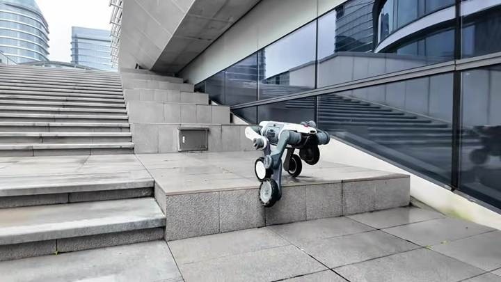 小型だけど高性能、四足歩行ロボット「Lynx S10」が砂利道や段差を攻略 DEEP Robotics