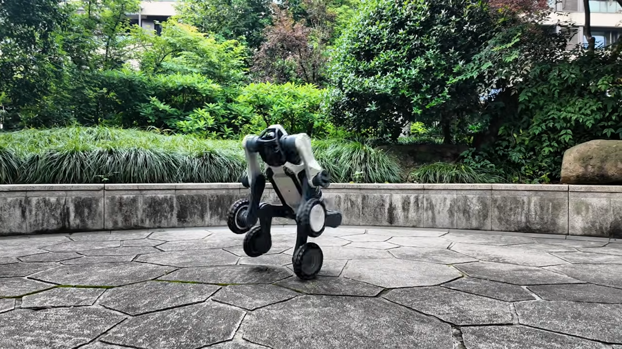小型だけど高性能、四足歩行ロボット「Lynx S10」が砂利道や段差を攻略 DEEP Robotics